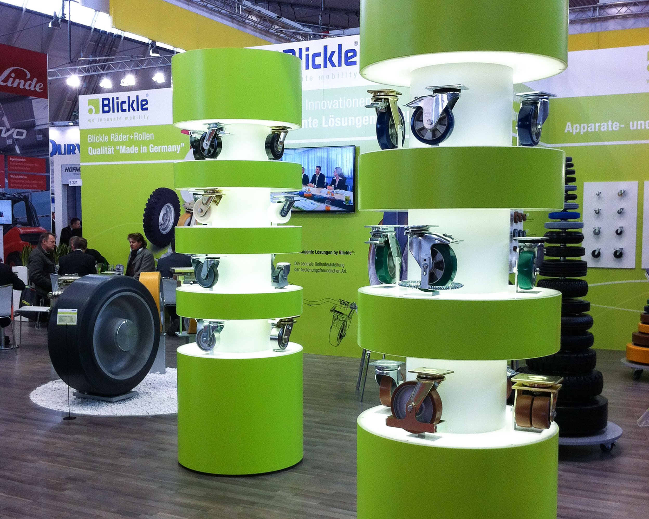 Zur Präsentation von Räder und Rollen, wurde ein rundes Messemöbel mit LED-Beleuchtung entwickelt.