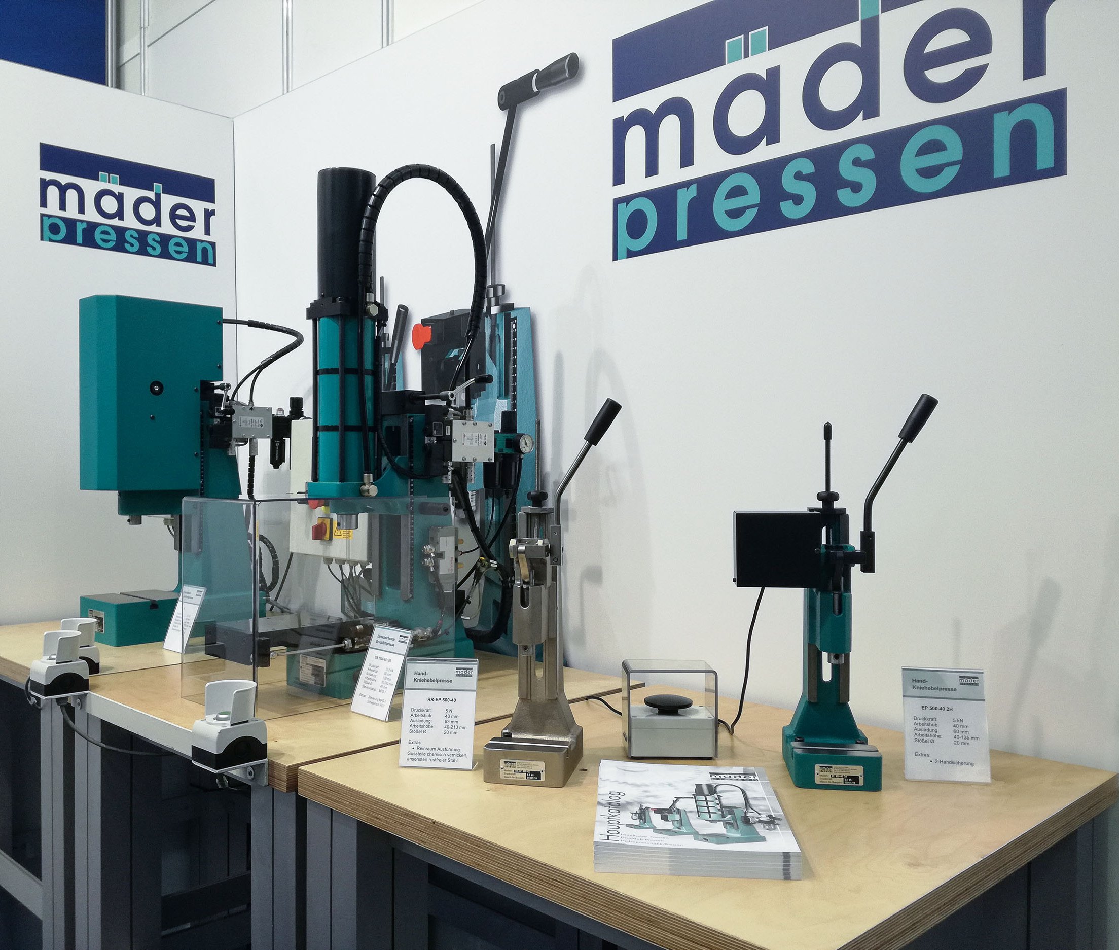 Maschinenabdeckung für Handhebelpressen aus Makrolon als Bedienschutz.