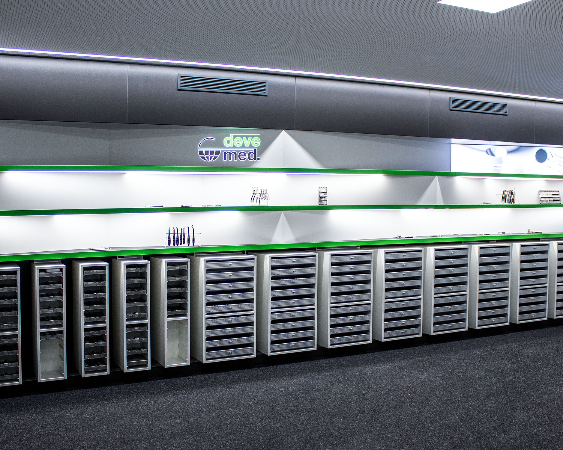 Produktpräsentation innerhalb eines Wandmöbels. Medizinische Produkte werden kreativ uns ansprechend präsentiert.