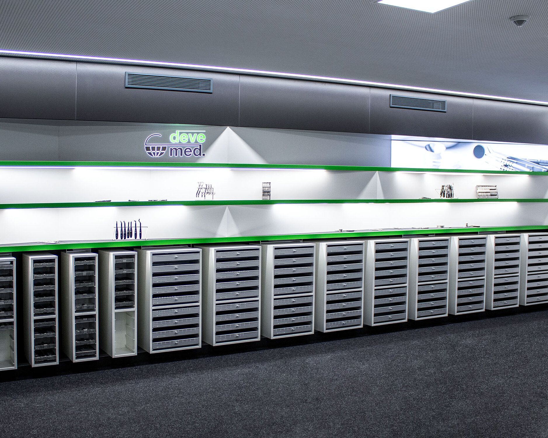 Produktpräsentation innerhalb eines Wandmöbels. Medizinische Produkte werden kreativ uns ansprechend präsentiert.