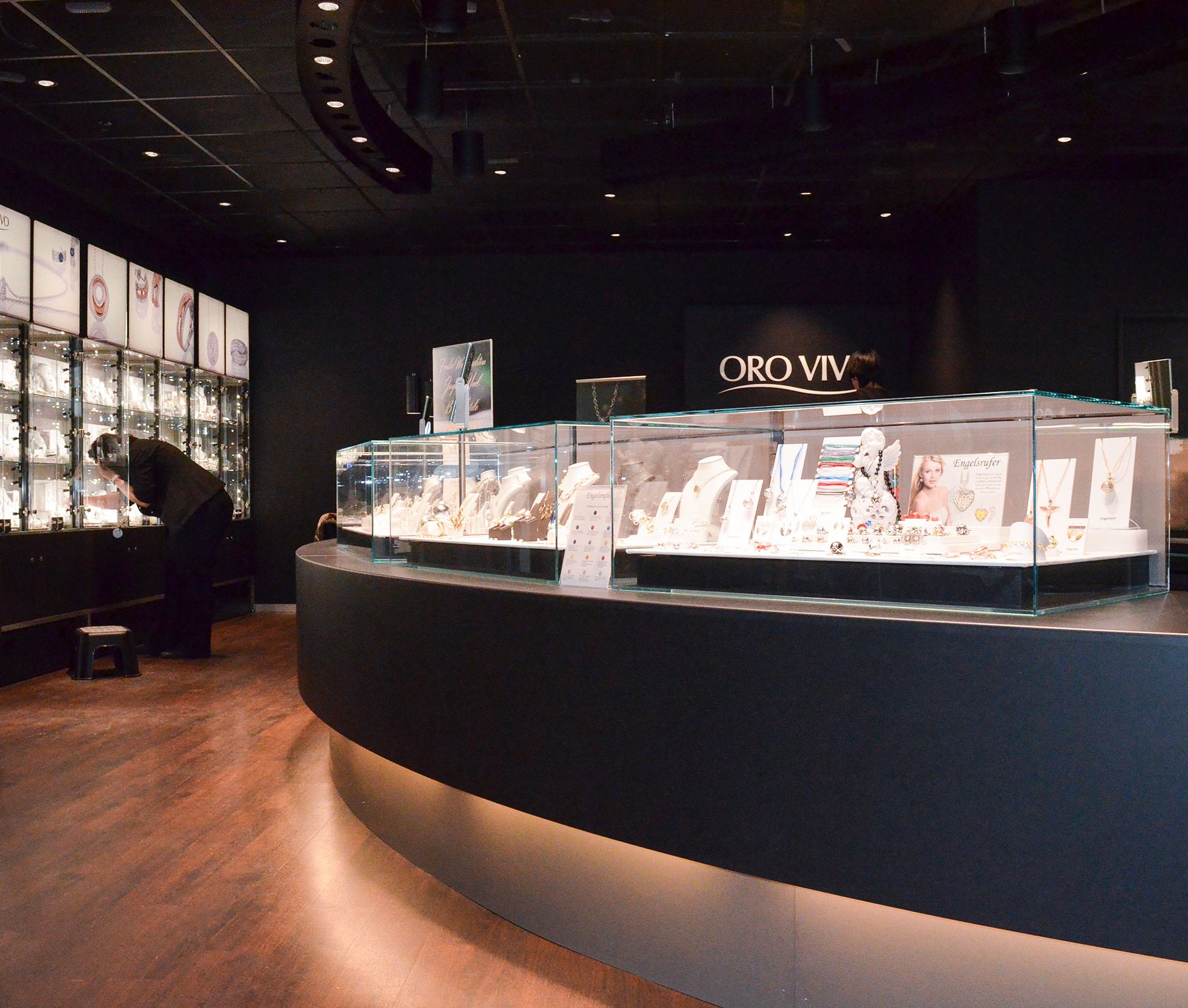 Hochwertige Schmuckvitrinen in Bauform einer Elypse, im Verkaufsraum als Theke.