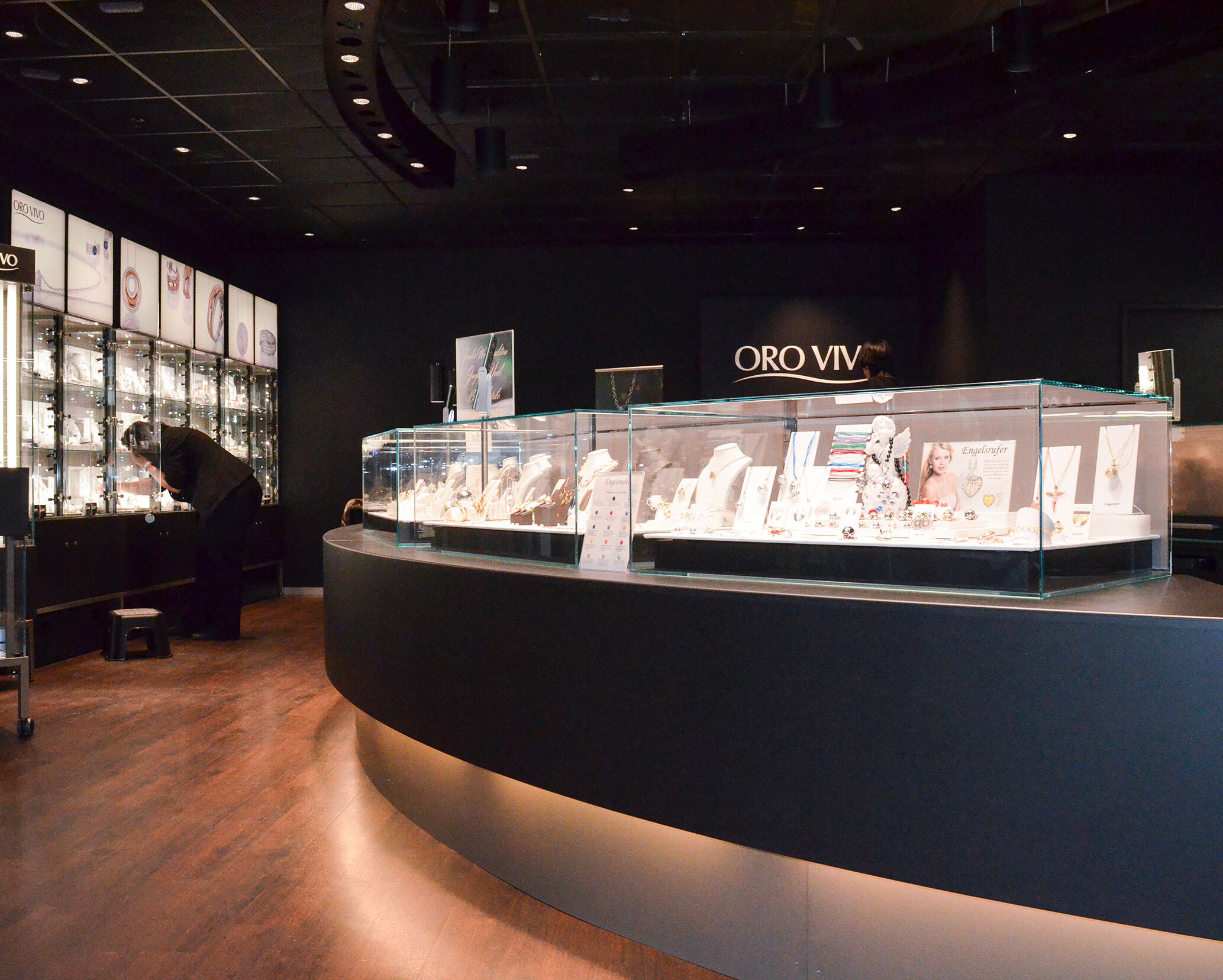 Hochwertige Schmuckvitrinen in Bauform einer Elypse, im Verkaufsraum als Theke.