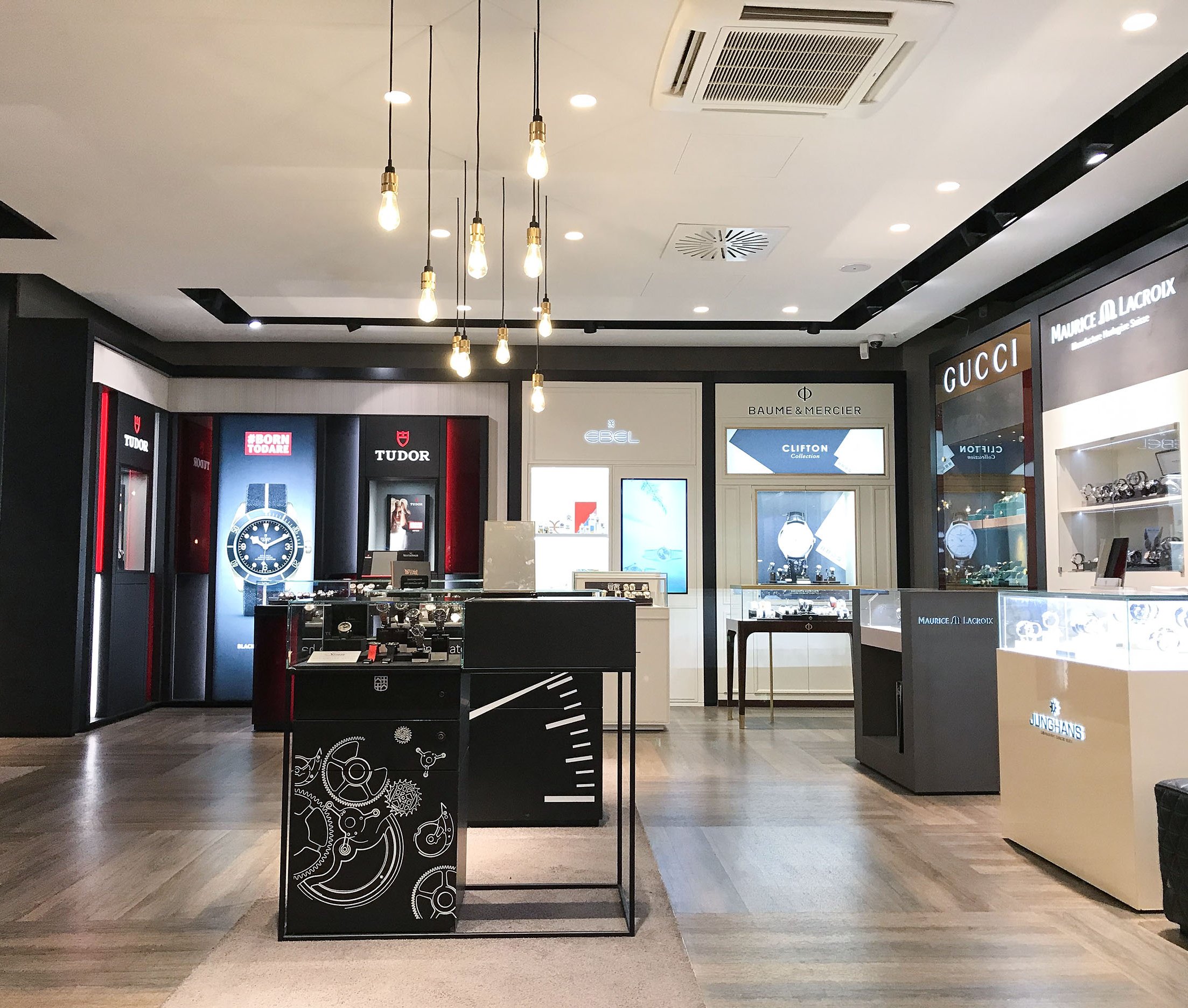 Hochwertige Umsetzung von Shop-in-Shop Möbel mit exklusiver LED-Beleuchtung und integriertem Digital Signage Screen.